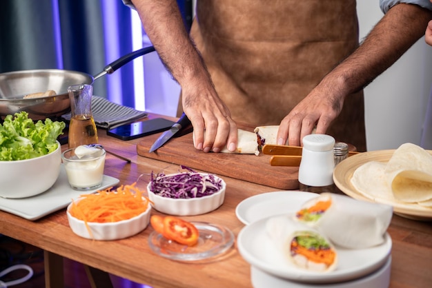 chef pregătind mâncare